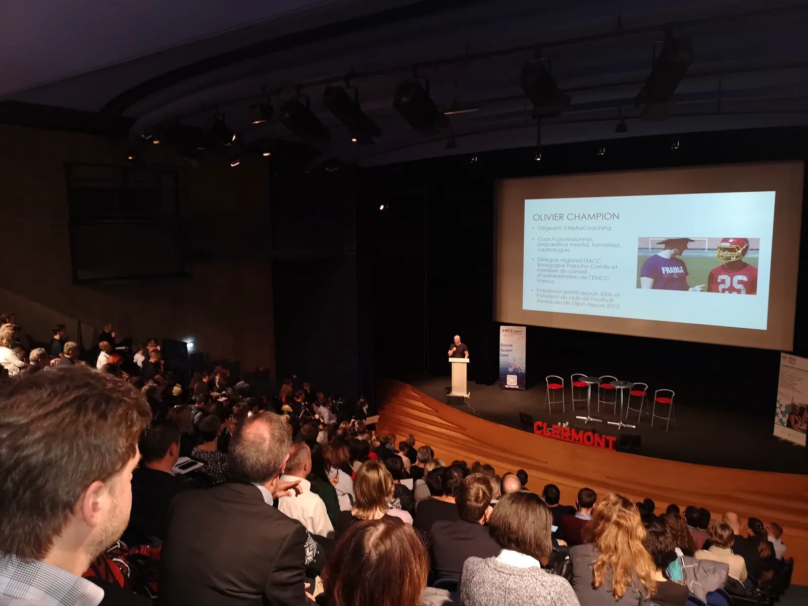 Olivier Champion intervient devant un amphithéâtre lors d'une conférence professionnelle