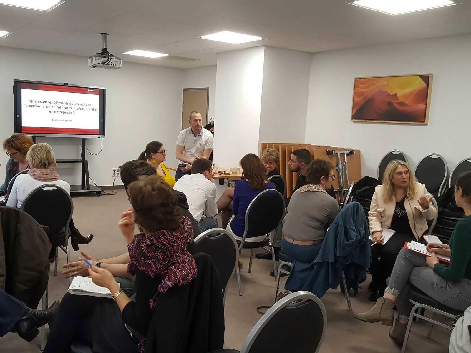 Olivier Champion anime un atelier de travail avec un groupe en entreprise